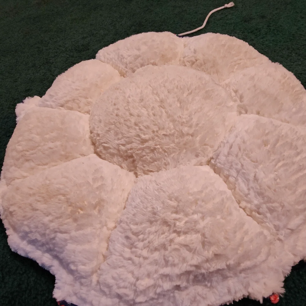 Every yay cat bed NWT